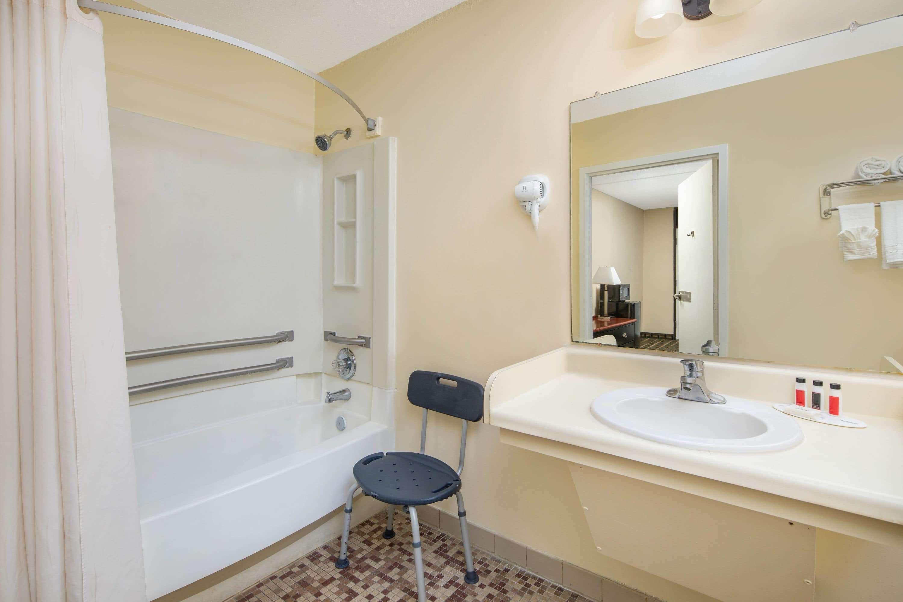 Travelodge By Wyndham Savannah Area/Ричмънд Хил Екстериор снимка
