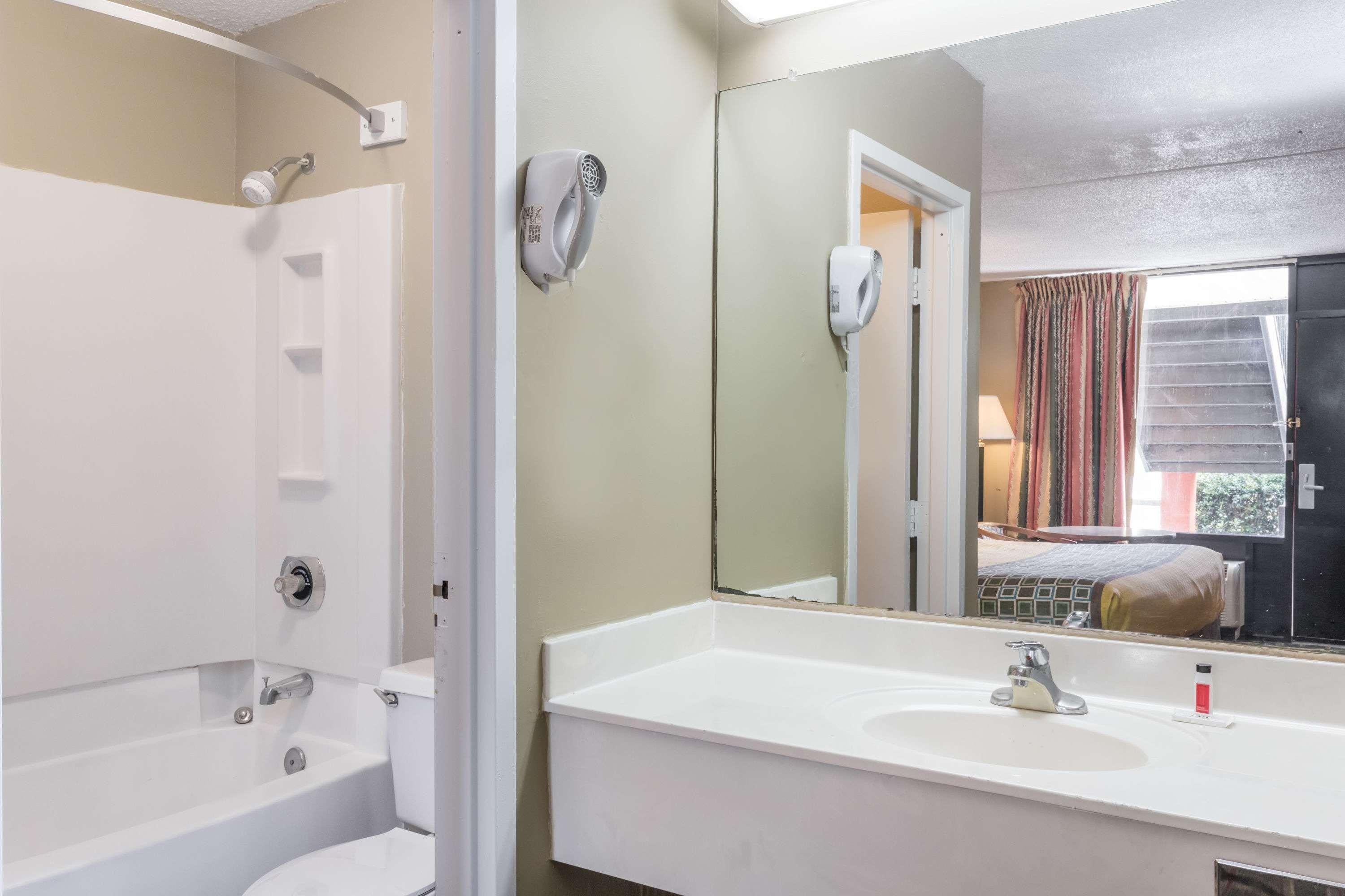 Travelodge By Wyndham Savannah Area/Ричмънд Хил Екстериор снимка
