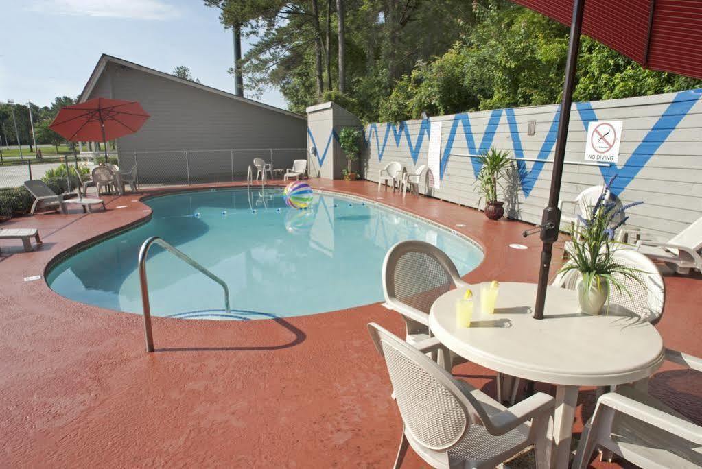 Travelodge By Wyndham Savannah Area/Ричмънд Хил Екстериор снимка